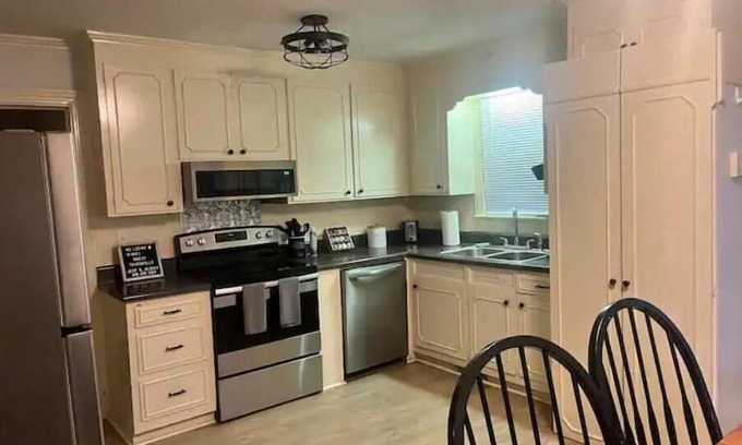 Wade Hampton House | Inviting 1940’s House with Spa & Family-Friendly Amenities
