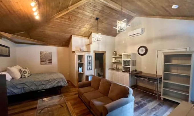 Nampa House | Rustic Room Guest House near NNU