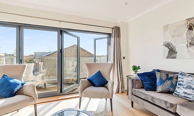 Syon Apartment | Stylish 2 Bedroom Penthouse in Brentford with Kitchen