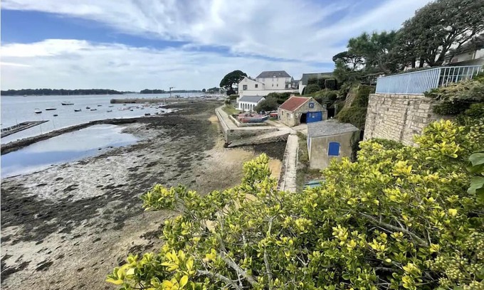 Larmor-Baden House | Discover Un Petit Paradis sur L'eau with Family-Friendly Perks