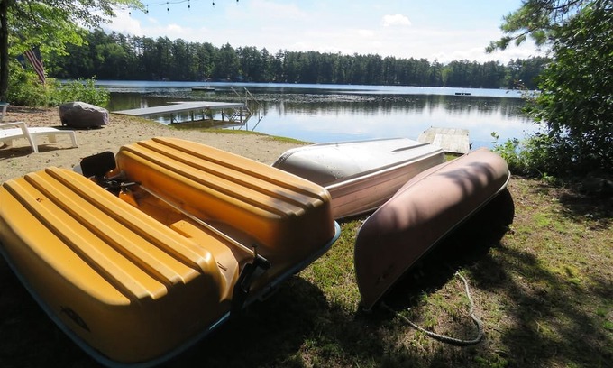 Sanford Cottage | Inviting Waterfront Retreat with Family and Pet Amenities