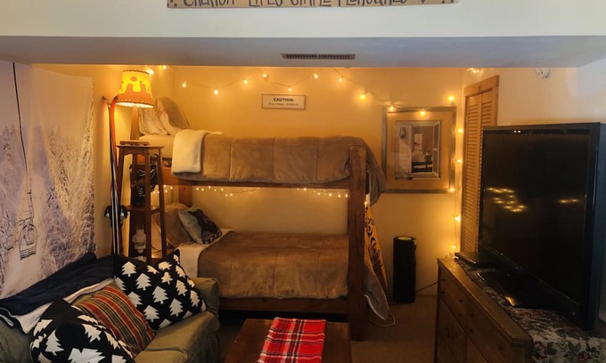 Plymouth House | Inviting Ski Retreat 7 Min from Killington & Okemo