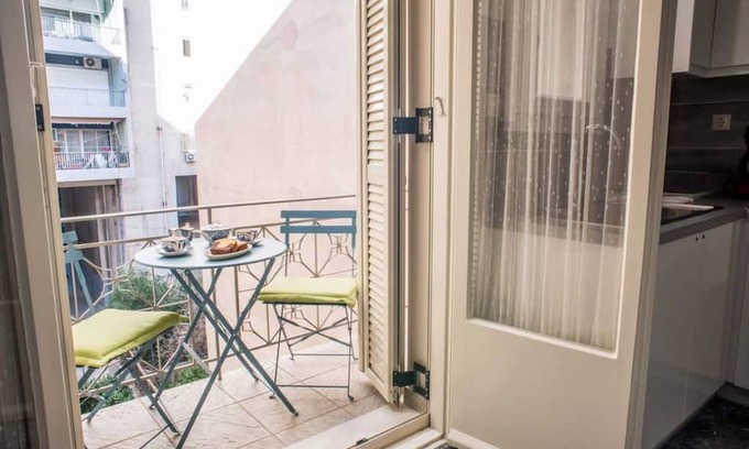 Nea Chalkidona Apartment | Sunny flat w/h balcony and homey feel near metro