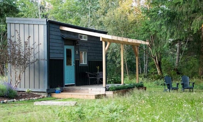 Courtenay House | Sweet Tiny Home on Blueberry Farm close to Ocean