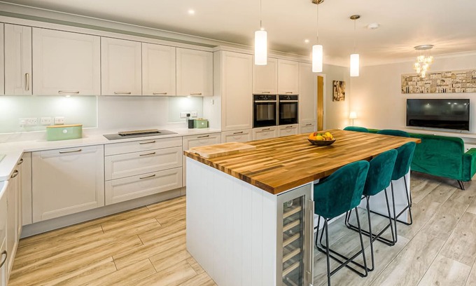 Fontwell House | Relax at Tandem House Near Chichester with Spa & Hot Tub