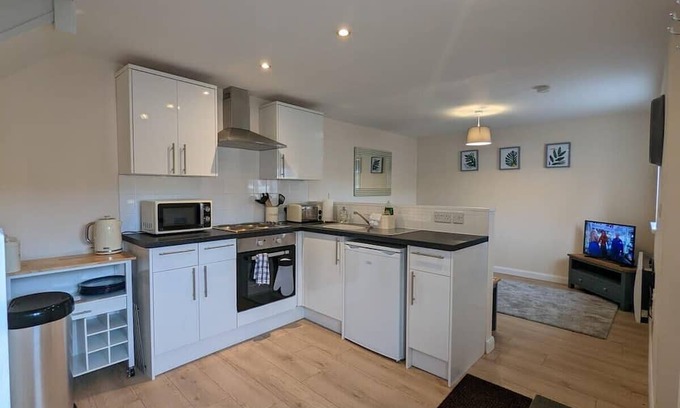 Treffynnon Cottage | Cozy 1 Bed Adore Cottage with Kitchen Amenities