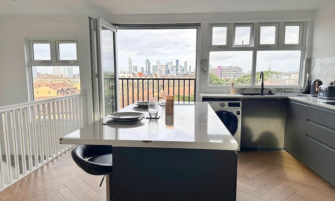 New Cross Apartment | Urban Loft: Modern 1-Bed with Skyline Views, 10 mins to London Bridge