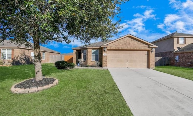Iowa Colony House | Family Haven in Gated Community with Pet-Friendly Amenities
