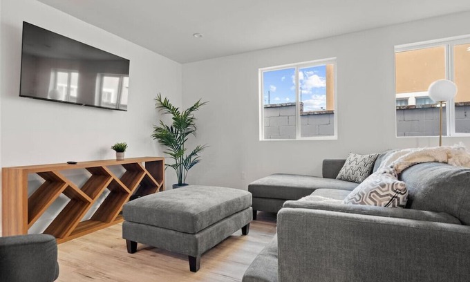 Vernon House | Home in Arts District w/ Parking