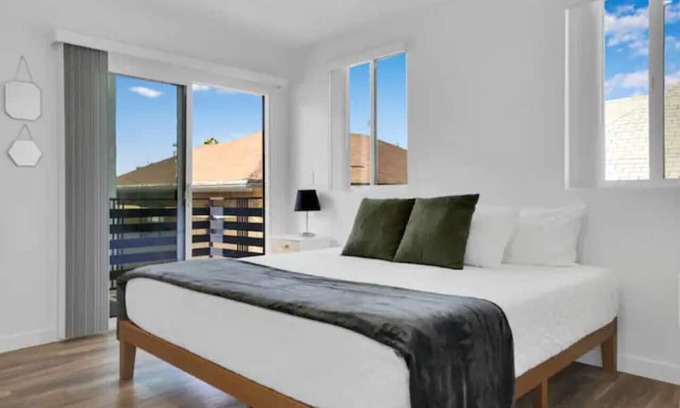 Vernon House | Stylish DTLA Retreat Steps from LA Live with Pet-Friendly Perks