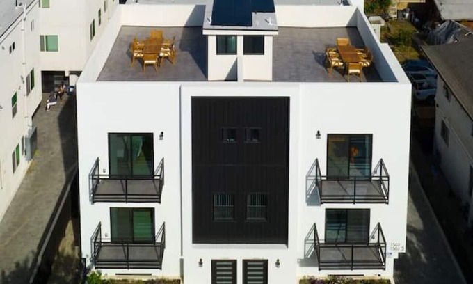 Vernon House | Urban Retreat: DTLA Home with Rooftop and Family Amenities