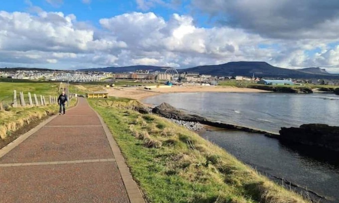 Drumacrin House | Walking distance to town/beach - 900m, family friendly and spacious.