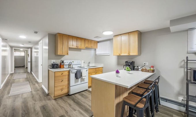Skokie Condo | Pet-Friendly Skokie Sunrise with 3 Queen Beds - Rated 10/10