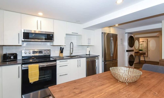 Whitehaven - Queensway Terrace North Apartment | Elegant 4-Bedroom Retreat with Spa in Nepean, Ottawa