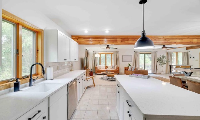 Lake Harmony Villa | Relaxation Awaits: Hot Tub, Deck & Pool Table Retreat