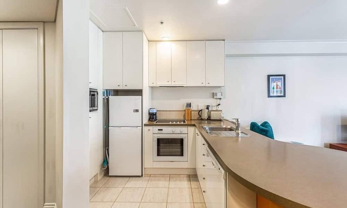 Northcote Apartment | Cozy CBD Retreat: 1BR Queen Street Gem with Kitchen Access