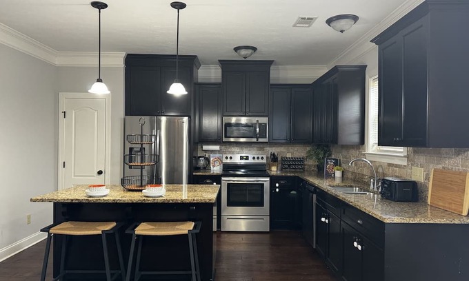 Gracewood House | Modern and Cozy Retreat with Hot Tub & Kitchen Amenities