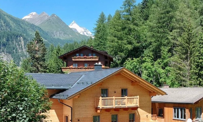 Heiligenblut Apartment | Spacious 5-Person Apartment with Spa and Hot Tub in Winkl