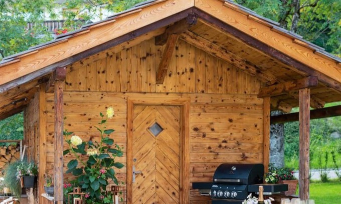 Heiligenblut Apartment | Cozy Retreat for 4 Guests with Spa and Hot Tub in Winkl
