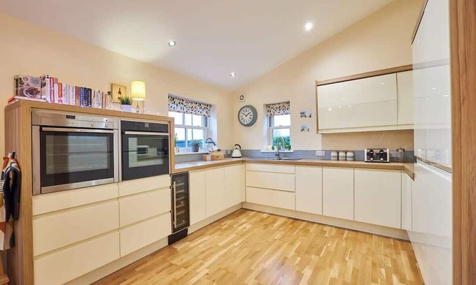 Sutton-in-Ashfield House | Experience Comfort at Host & Stay | The Willows