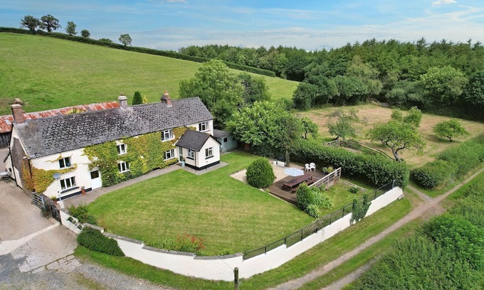 Petrockstowe House | Cozy Hallwood: Pet-Friendly Retreat with Open Fire