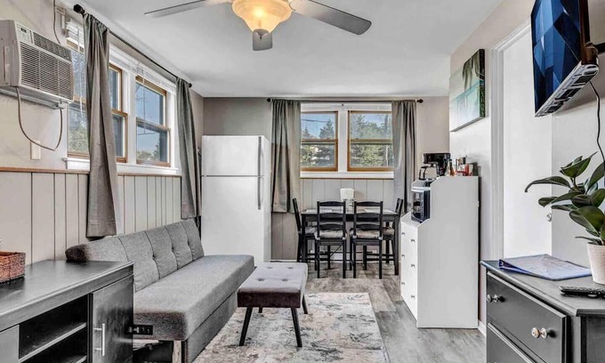 Aurora Apartment | Central Location Hotel with Pet-Friendly Amenities & Spa