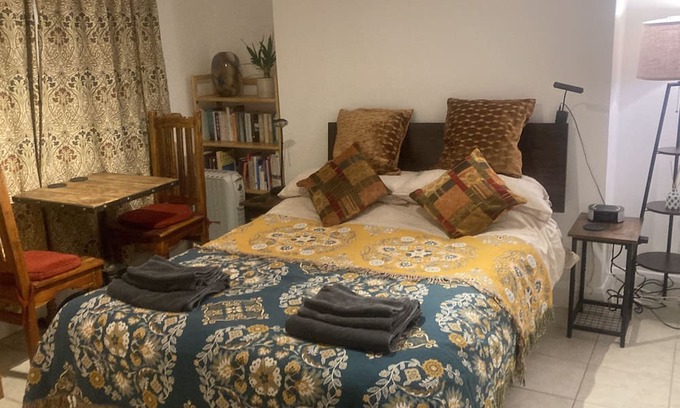 Angel Apartment | Cozy Studio Retreat in Vibrant Angel, Islington Zone 1