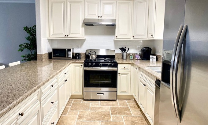 Placentia House | Modern Disneyland Getaway with Breakfast & Family Amenities