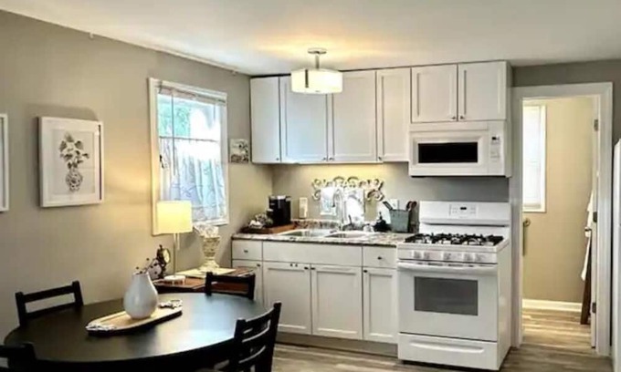 Excelsior Cottage | Idyllic Cottage Near Lake with Ocean Views & Family Amenities