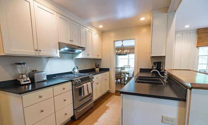 Lewis Mountain House | Convenient Cameron House Extended Stay Near UVA