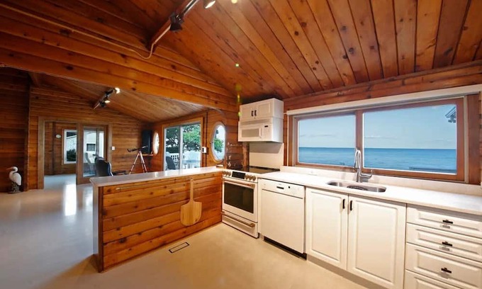 Lusby Cabin | Seaside Retreat: Updated Log Cabin with Chesapeake Bay Views