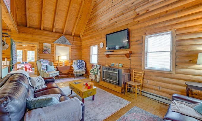 Franklin Cabin | Charming Franklin Cabin with Fire Pit - Near Downtown