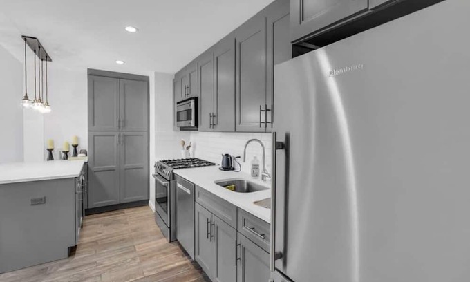Gowanus Apartment | Modern 2BR Loft in Carroll Gardens with Great Amenities