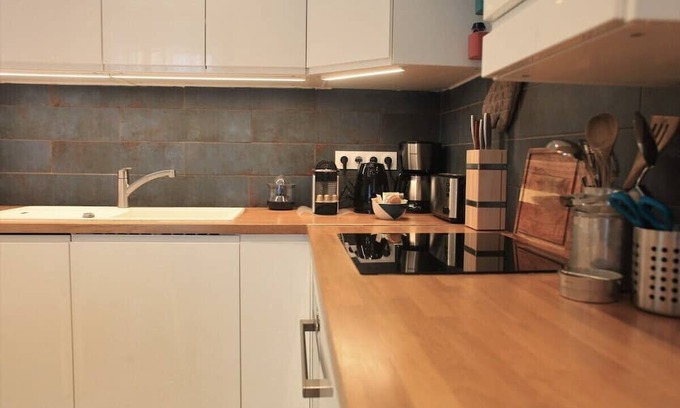 Quartier Hyper-Centre Apartment | Chic T3 with Office and Pool in Championnet, Rated 8/10