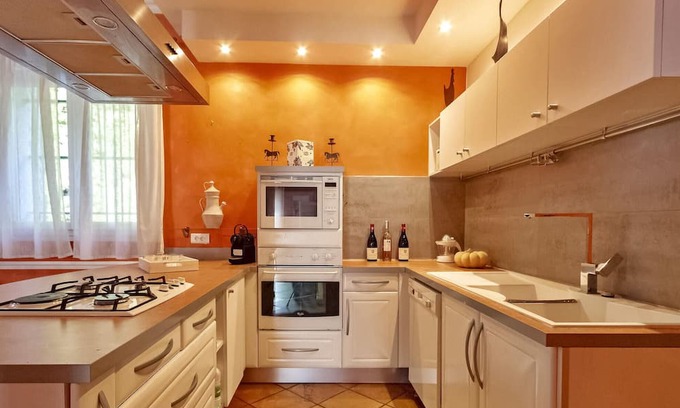 Entraigues-sur-la-Sorgue House | Relaxing Farmhouse Retreat in Entraigues sur la Sorgue