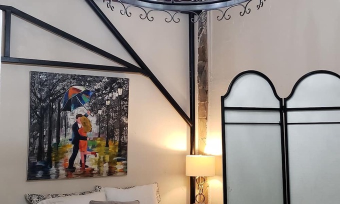 Western Division Apartment | Central Loft with King Bed & Sofa - Ideal for Families