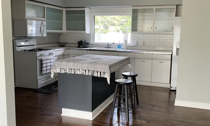 Franklin Park House | Cozy Ranch Retreat on the Outskirts of Chicago