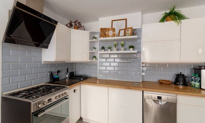 Jelenia Gora Apartment | Cozy Pod Trzynastką Apartment with Kitchen & Breakfast