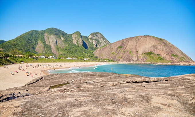 Itacoatiara Ski Chalet | Inviting Retreat in Niterói | Oceanfront Comfort Awaits