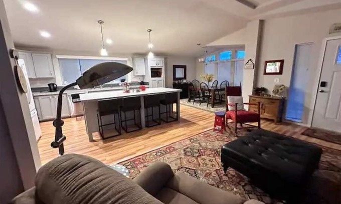 John Day House | Inviting Home in Peaceful Neighborhood, Rated 10/10