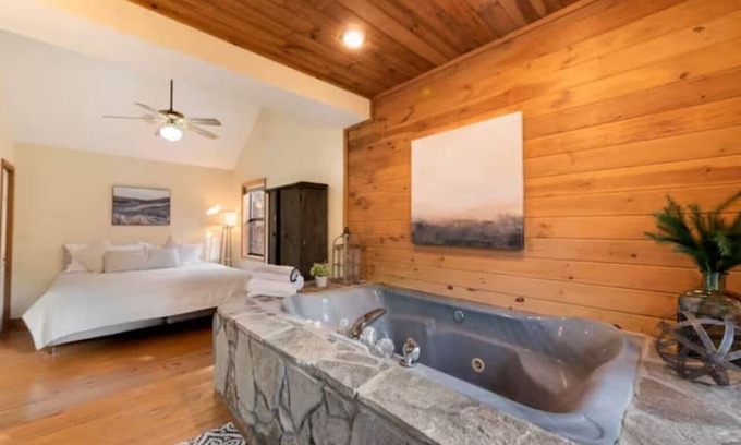 Blairsville Cabin | Cozy Cabin |Jacuzzi & Amazing Views-Fireplace-Elsa
