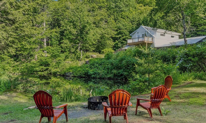 Brownsville Cottage | Pet-Friendly Vermont Retreat with Doggy Suite Amenities