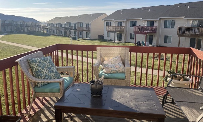 Oakdale Condo | Cheerful 3 bedroom townhouse with fireplace, deck