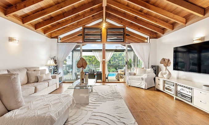 Valentine House | Relax at The Boat House with Private Jetty & Pool Access