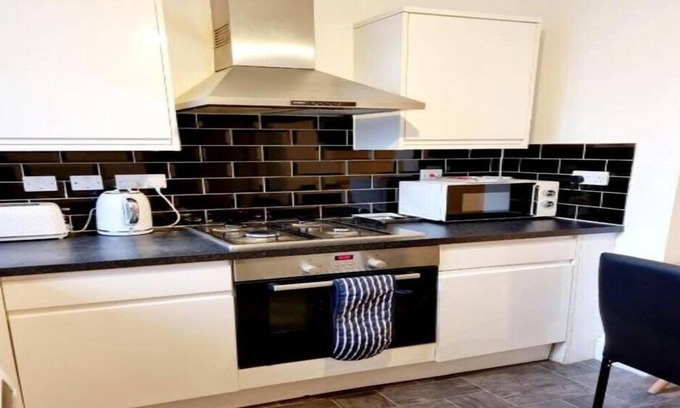 Mile End Apartment | Modern Evo Mile: 2 Bedroom Flat, Steps from Mile End Station