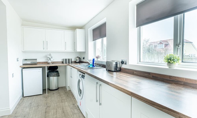 St Mary's Bay Apartment | Seaside Escape: Family-Friendly 4BR Beach House in Dymchurch