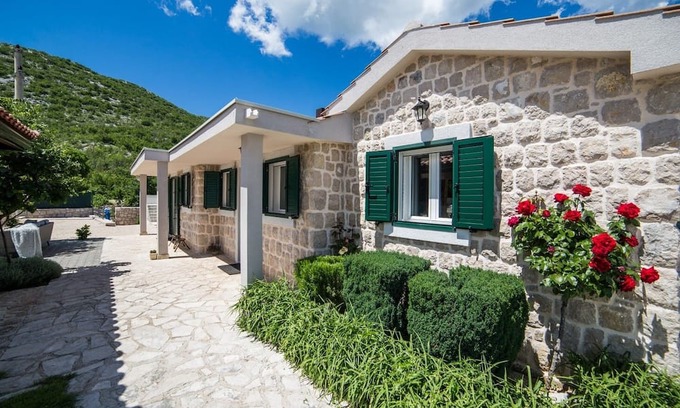 Vrgorac Villa | Tranquil Willa Near Makarska with Heated Pool & Family Friendly