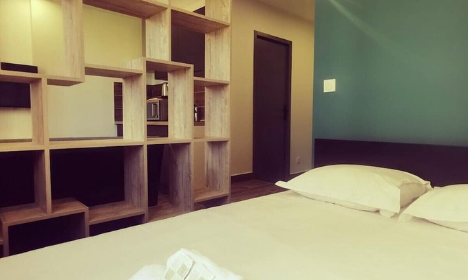 La Demi - Lune Apartment | Studio superbe, parking gratuit