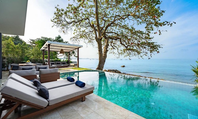 Koh Samui Villa | 5-Bedroom Beachfront Luxury Villa with Infinity Pool & Sunset Rooftop