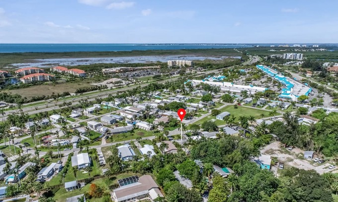 Truckland House | Relaxing Beachside Escape with Tropical Yard & Spa